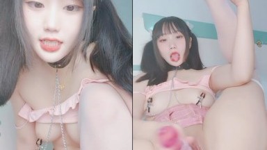 18白虎嫩妹全身粉嫩干净美穴，凹凸玻璃棒进出猛捅，项圈乳夹白皙肥臀