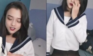 18清纯甜美萝莉妹子，情趣学生短裙，掰穴给你们看嫩穴，小男友拔屌吸吮口交